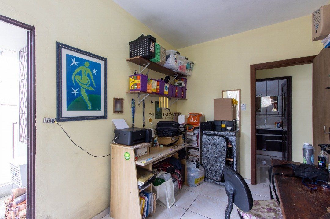 Casa térrea, 3 quartos, 2 banheiros, com pátio no Bairro Cavalhada