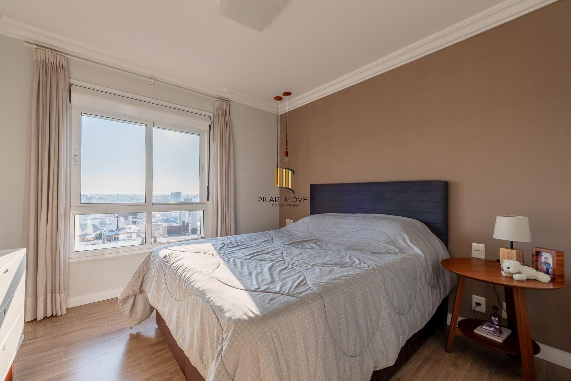 Apartamento amplo de 104m² com living iluminado, lareira e excelente localização