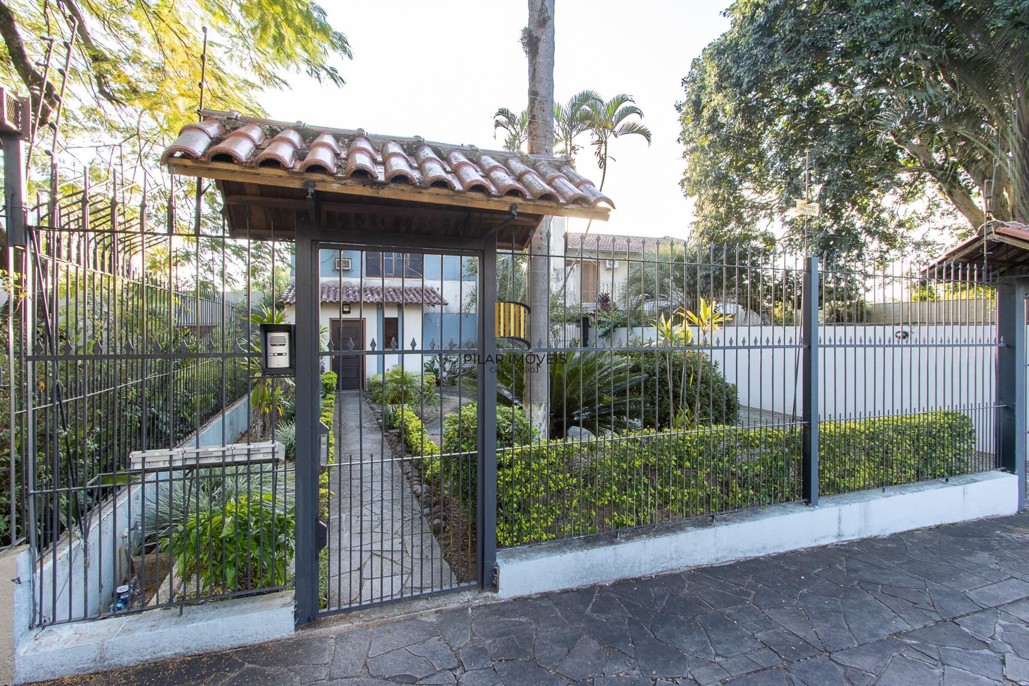 Casa de condomínio, 3 dormitórios, 1 suíte, 1 vaga coberta, no bairro Cristal.