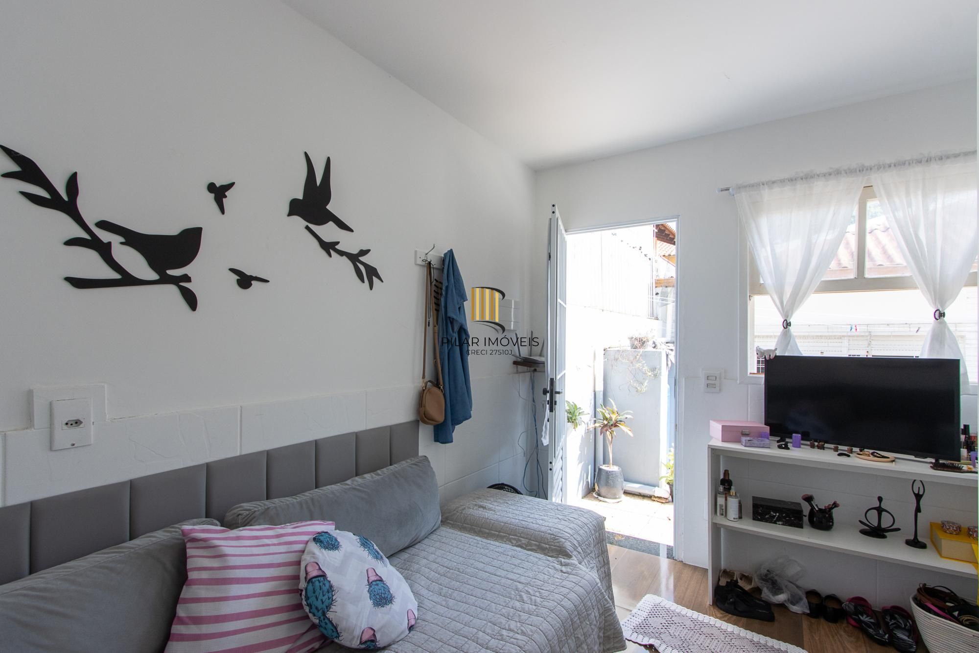 Linda casa totalmente reformada, 3 quartos (1 suite), 2 vagas cobertas - Bairro Nonoai