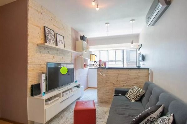 Apartamento com 2 dormitórios (reversível para 3) e 1 vaga escriturada  à venda no coração de Ipanema