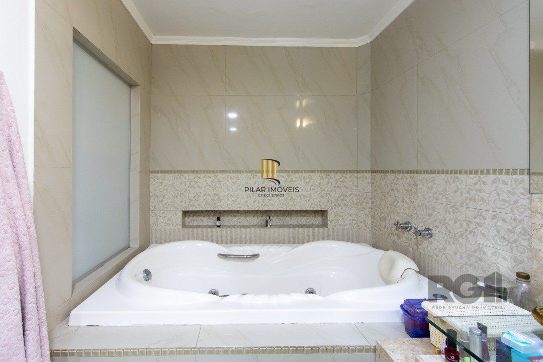 Casa no bairro Cristal, Possui 4 dormitórios, sendo 1suíte, closet e banheira de hidromassagem, com possibilidade de um podendo 1 dormitórios extra.