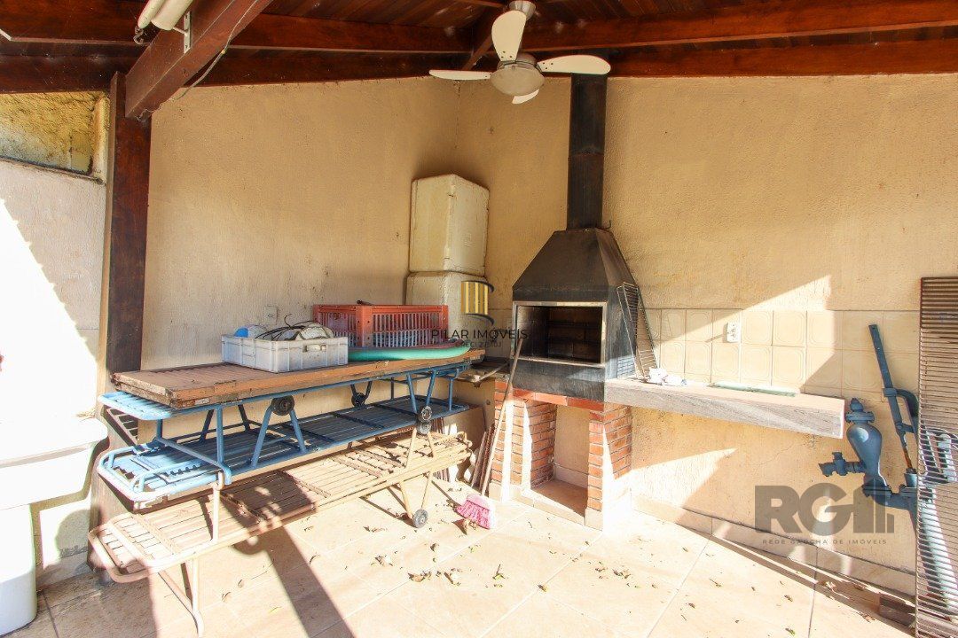 Casa a venda com 03 dormitórios, living 03 ambientes com vista para o Rio.
