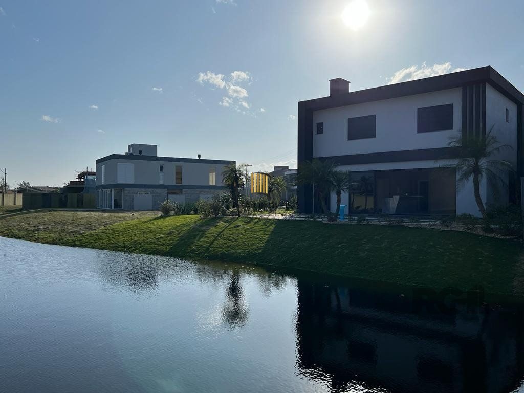 Sobrado alto padrão, novo, beira de lago, no Condomínio Celebration
