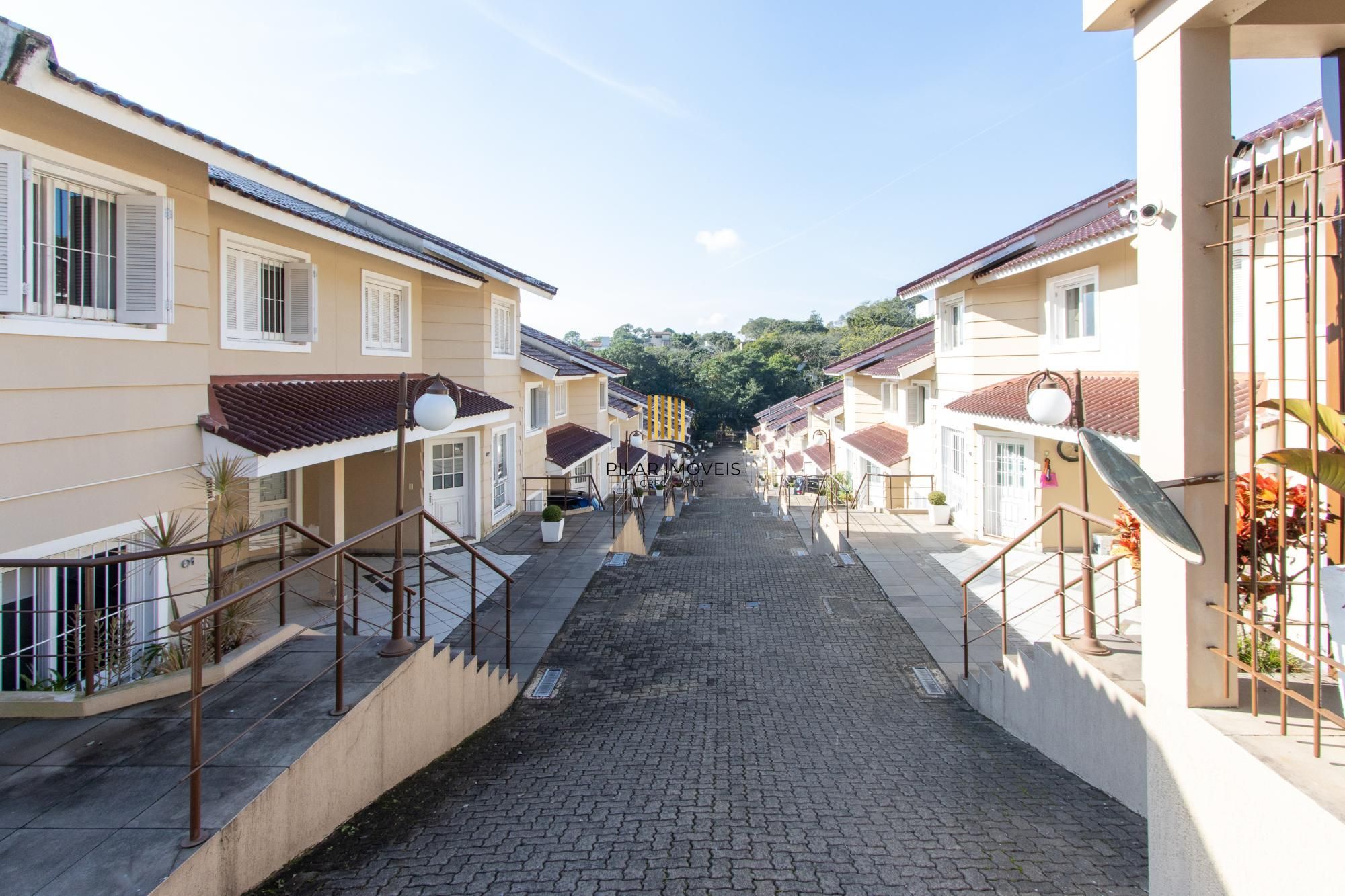 Casa em condomínio, com 3 quartos, com suíte, 2 vagas cobertas, churrasqueira, no Bairro Nonoai.