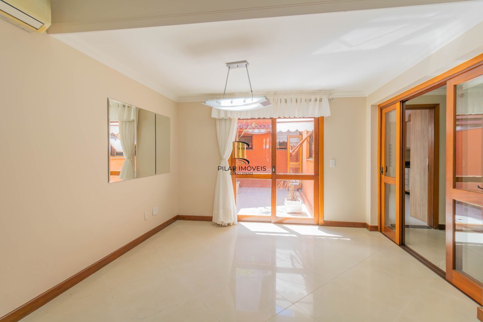 Casa Condominio para Venda - 286.89m², 4 dormitórios, sendo 2 suites, 2 vagas - Cristal