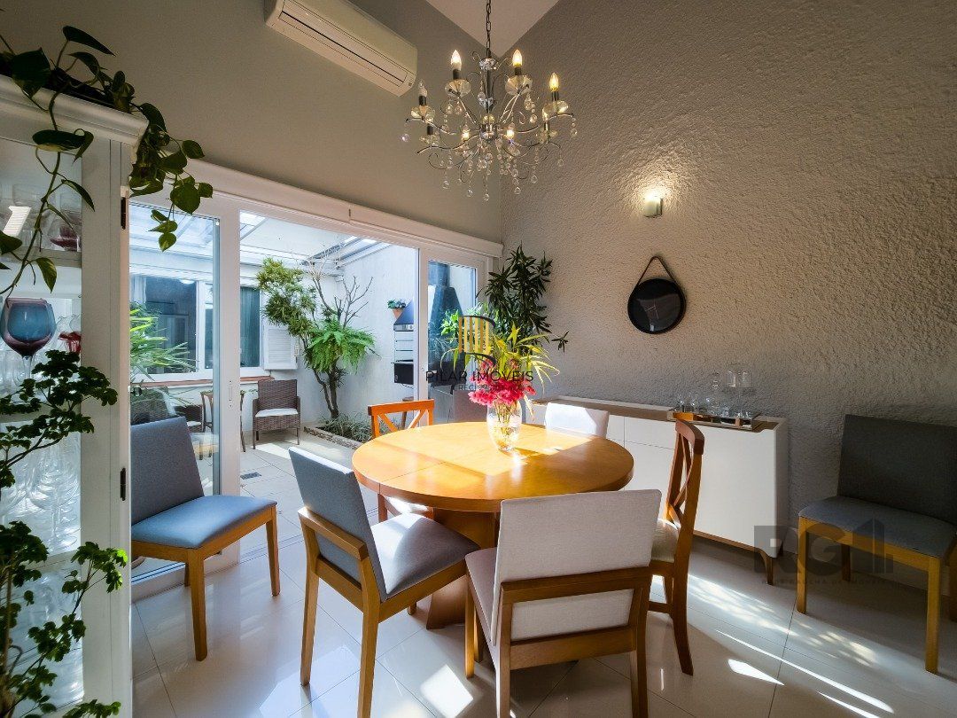 CASA TÉRREA REFORMADA, 3 QUARTOS, SUITE, PÁTIO - BAIRRO CRISTAL
