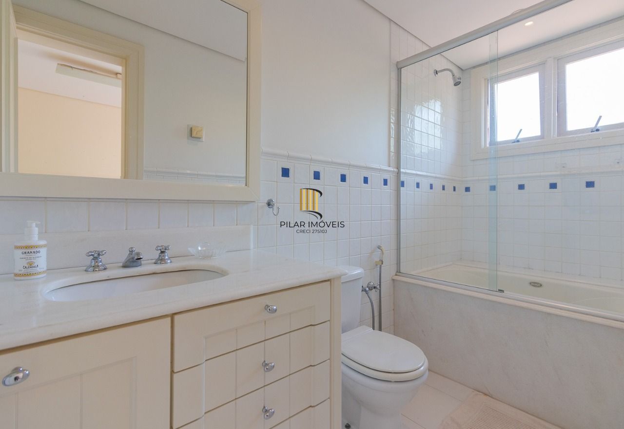 Casa em Condomínio com 487m² | 4 Dormitórios sendo 4 suítes, 3 vagas, no Bairro Três Figueiras, Porto Alegre