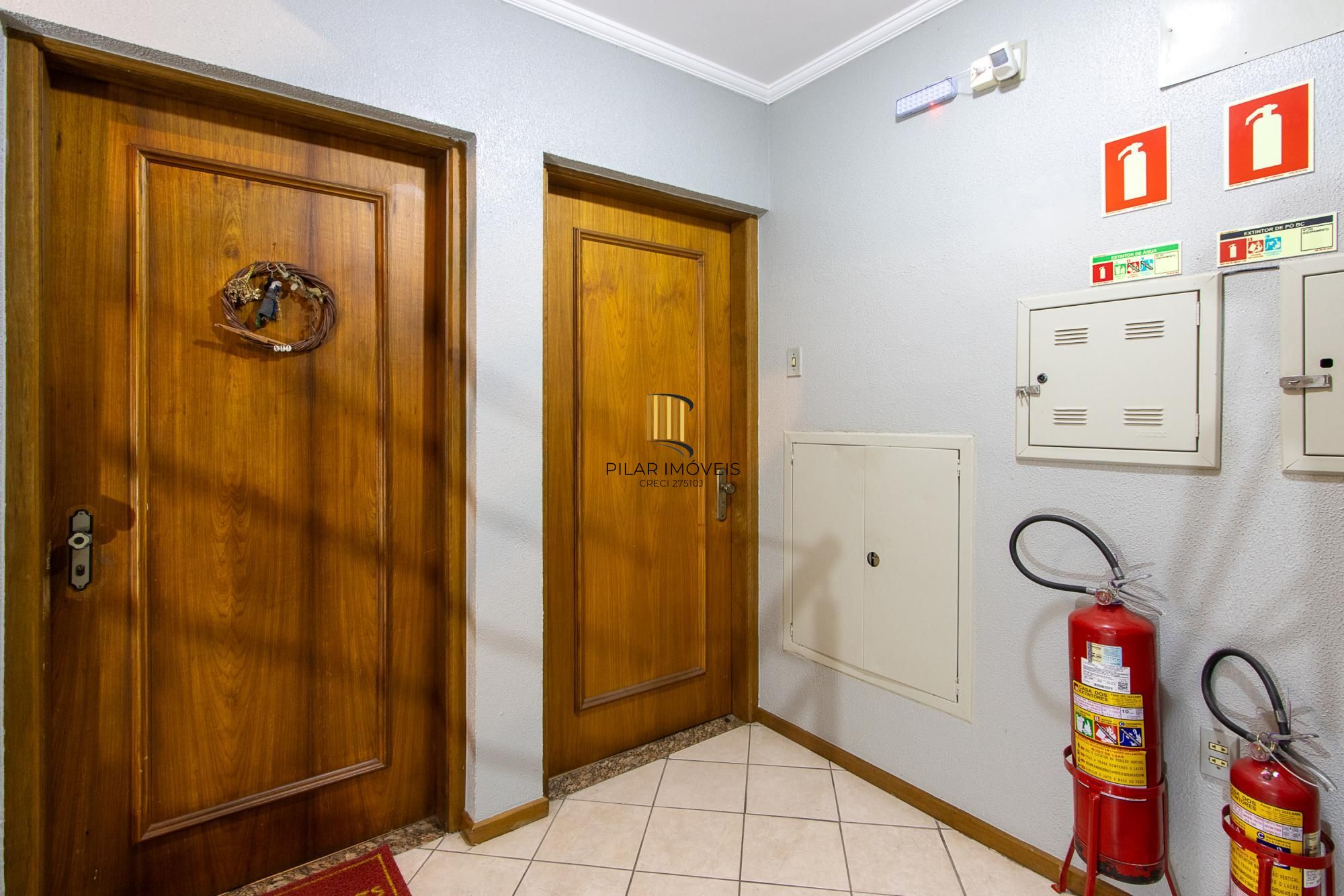 Apartamento com 2 dormitórios (reversível para 3) e 1 vaga escriturada  à venda no coração de Ipanema