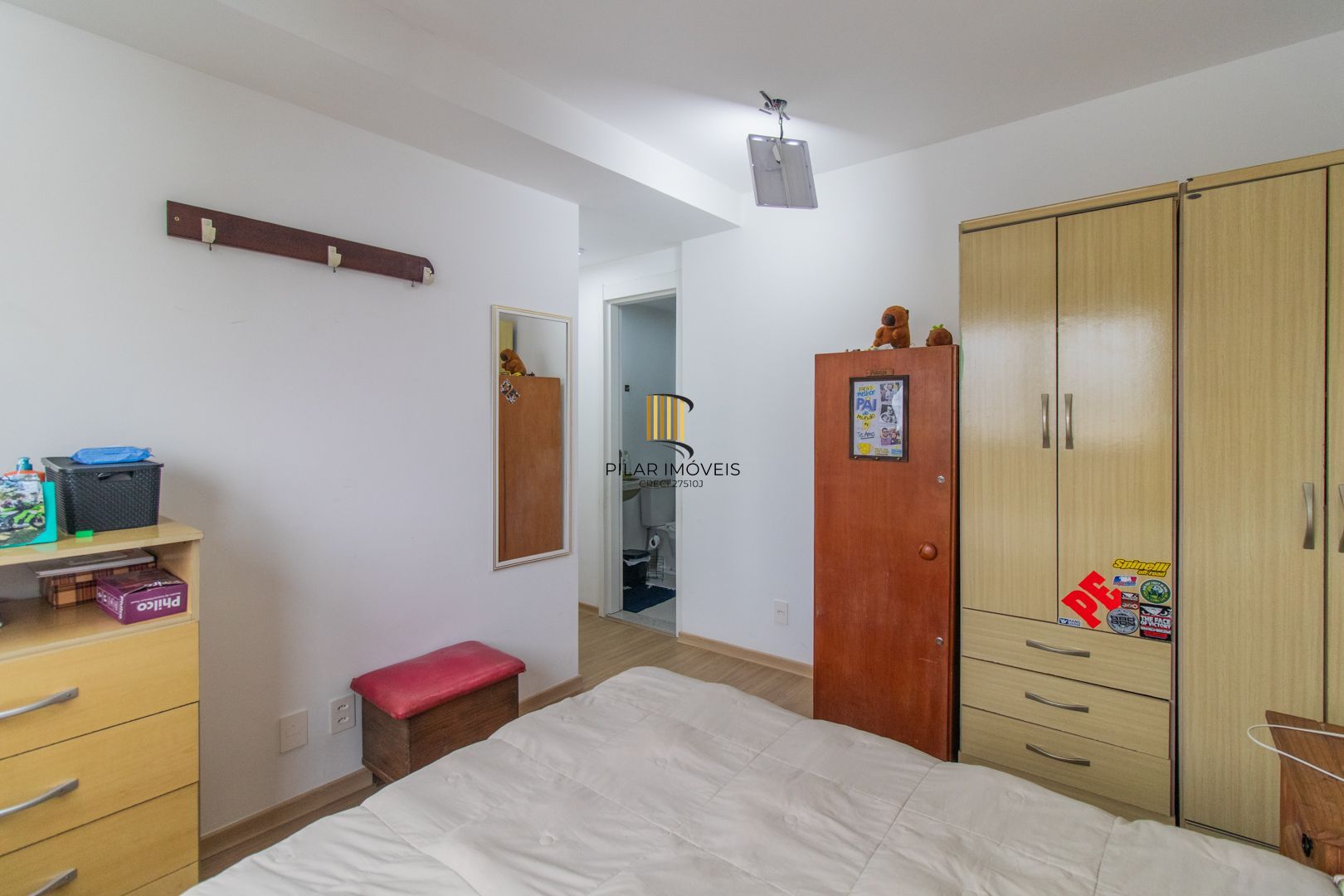 APARTAMENTO SEMIMOBILIADO 2 DORMITÓRIOS SENDO 1 SUÍTE E 1 VAGA ESCRITURADA
