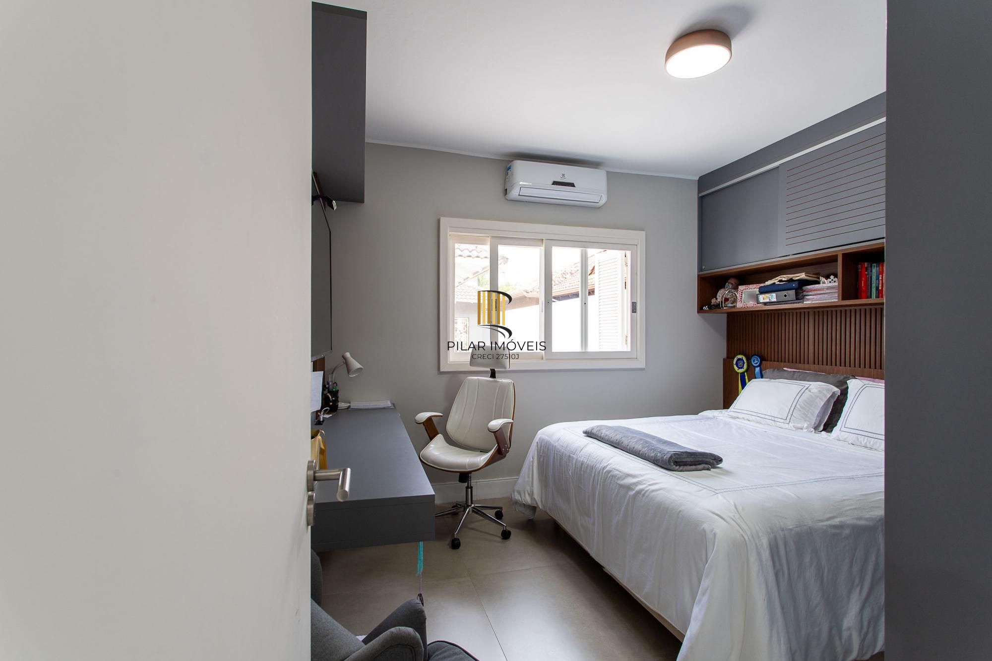 Casa térrea no Condominio Terra Ville, com patio e piscina.