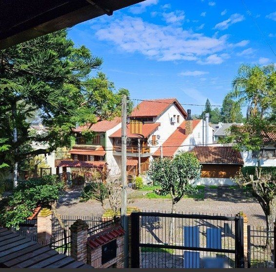 Casa de 3 dormitórios com 2 vagas de garagem no bairro Jardim Isabel