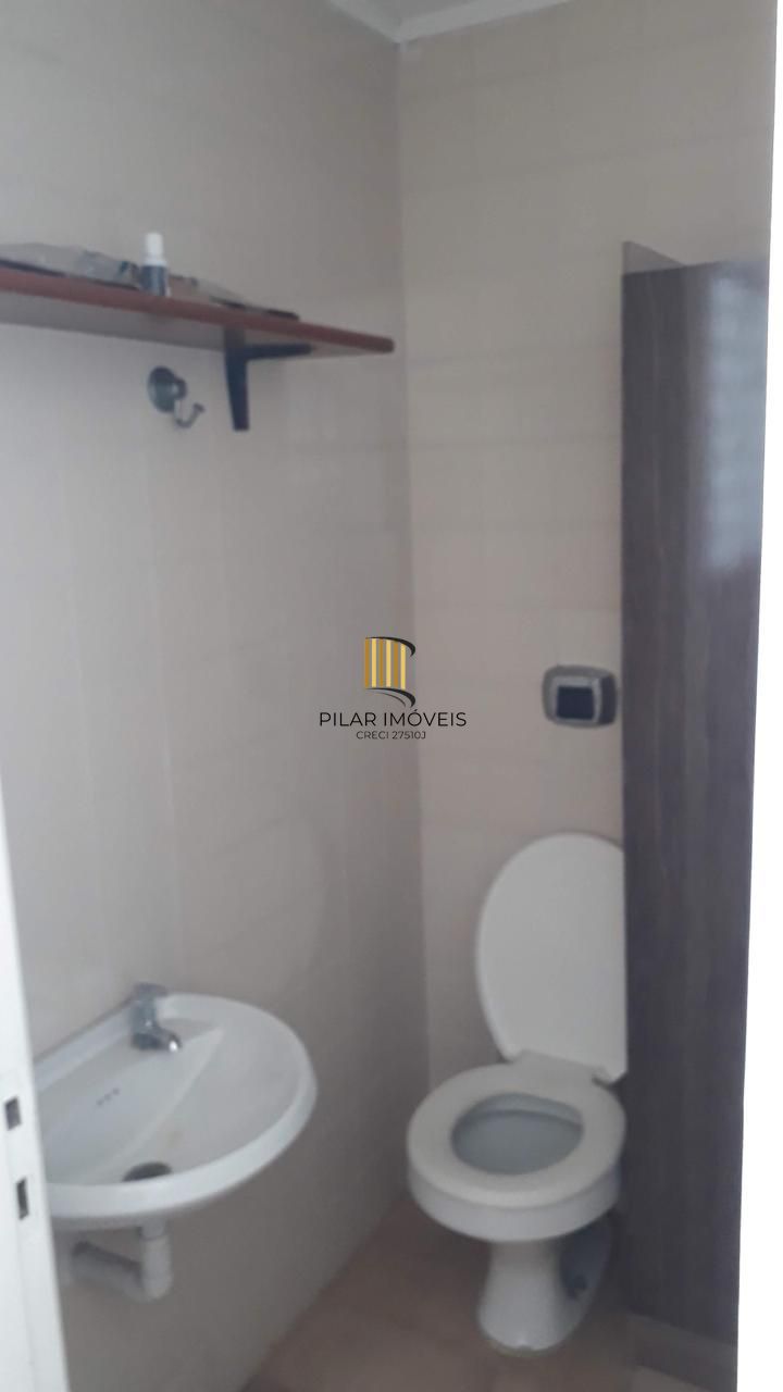 Cobertura com 137m², no Bairro Cristal, de 2 dormitórios, sento uma suíte, ampla sacada, churrasqueira, vista panorâmica, vaga coberta.