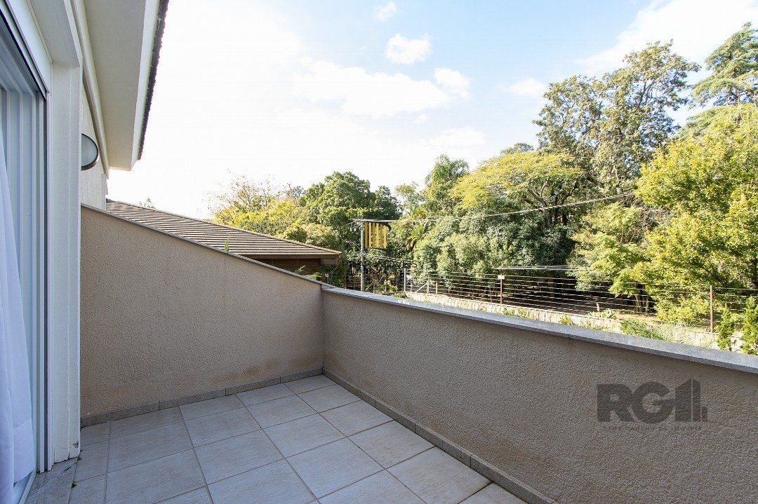 Casa no Condomínio Las Rocas, vista para o Guaíba, com 5 suítes