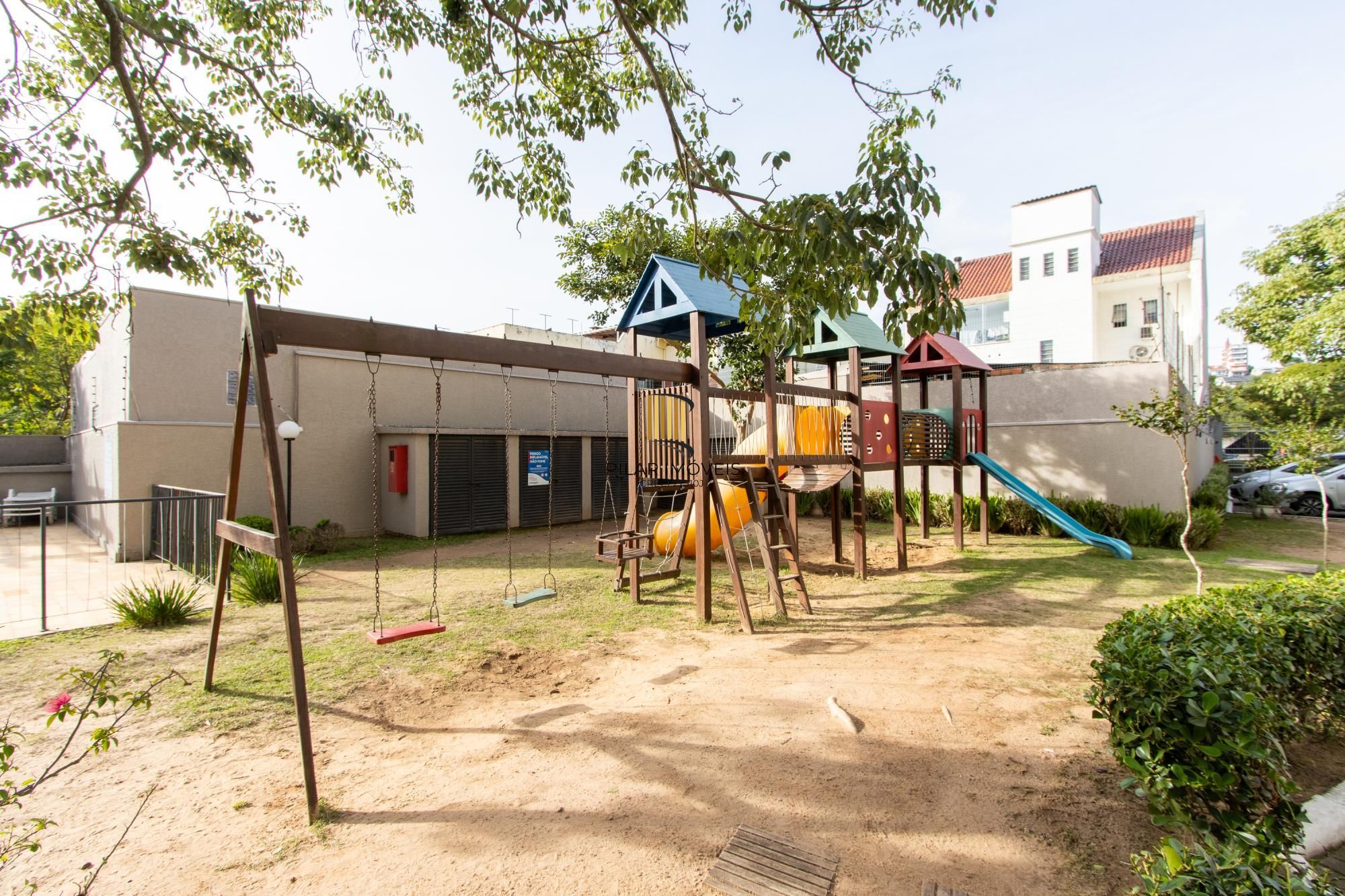 Cobertura de 3 dormitórios, 1 suíte e duas vagas de garagem no bairro Cristal.