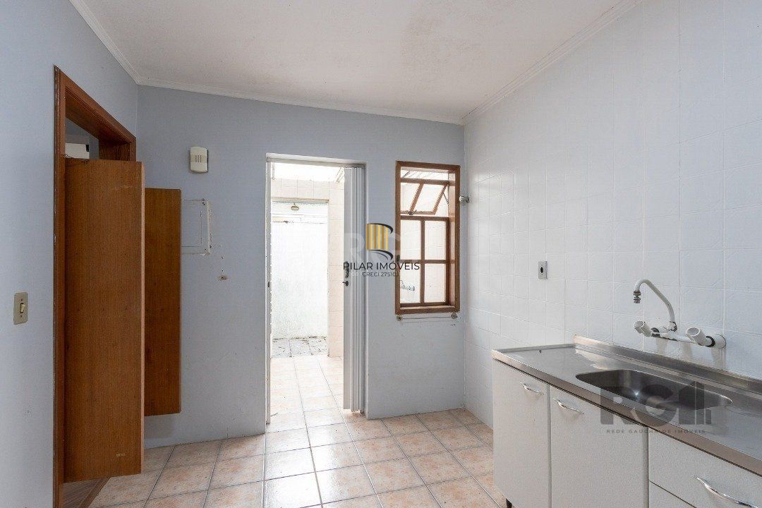 Casa em condomínio com 3 dormitórios, 3 banheiros no bairro Cristal