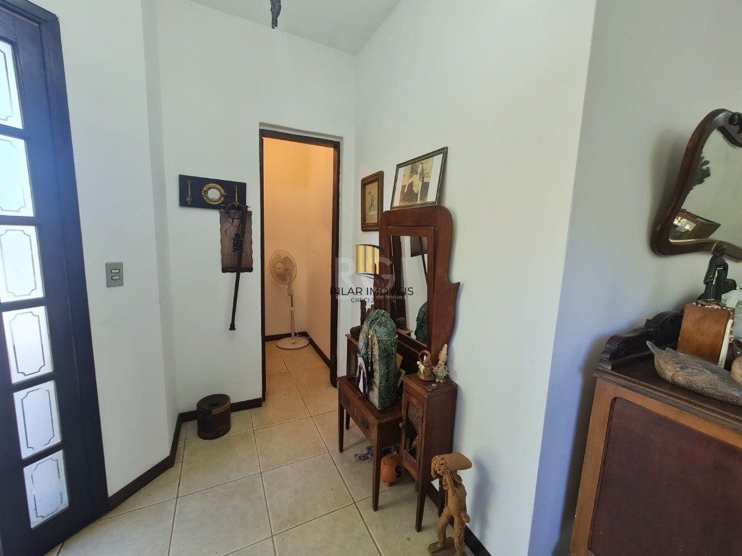 Casa em lindo terreno alto ao nível da rua medindo 10 × 32 onde consta uma residência térrea com 136m2 de área privativa,
