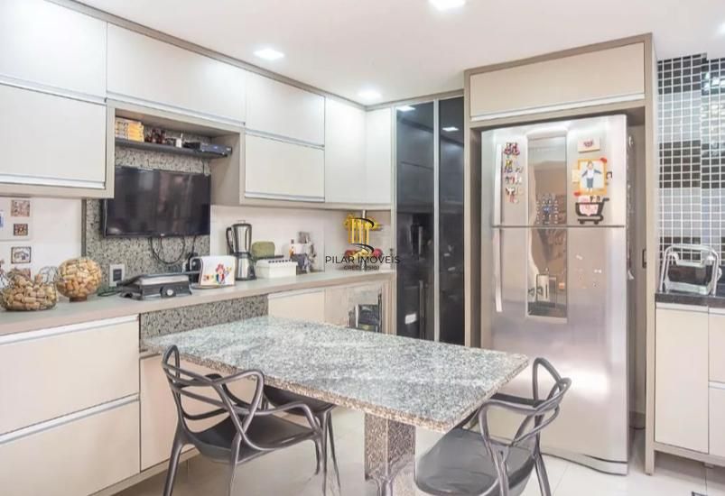 Linda casa com 3 dormitórios, sendo 1 Suíte, Sala Ampla no Condomínio de Ótima Localização