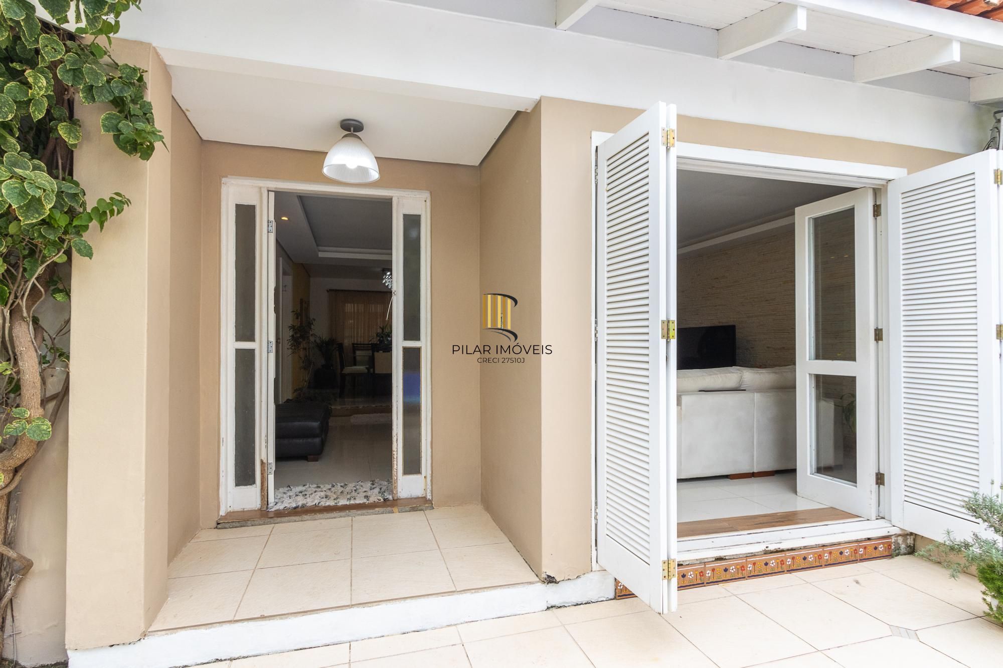 Casa térrea, 2 dormitórios, 1 suíte e 2 vagas no bairro Aberta dos Morros.