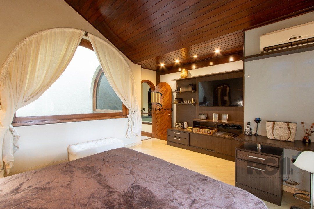 Casa para Venda - 645m², 4 dormitórios, sendo 4 suites, 11 vagas - Tristeza