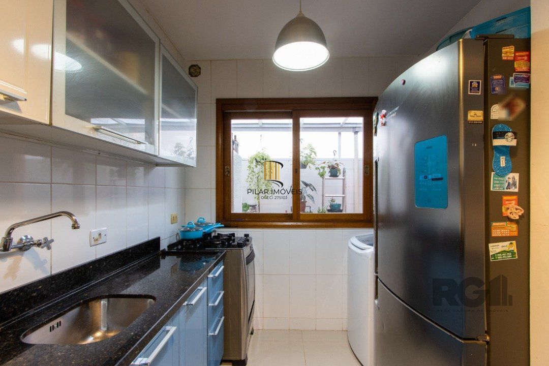 Excelente oportunidade de casa à venda em condomínio fechado no Reserva Guarujá, localizado na Avenida da Serraria em Porto Alegre.