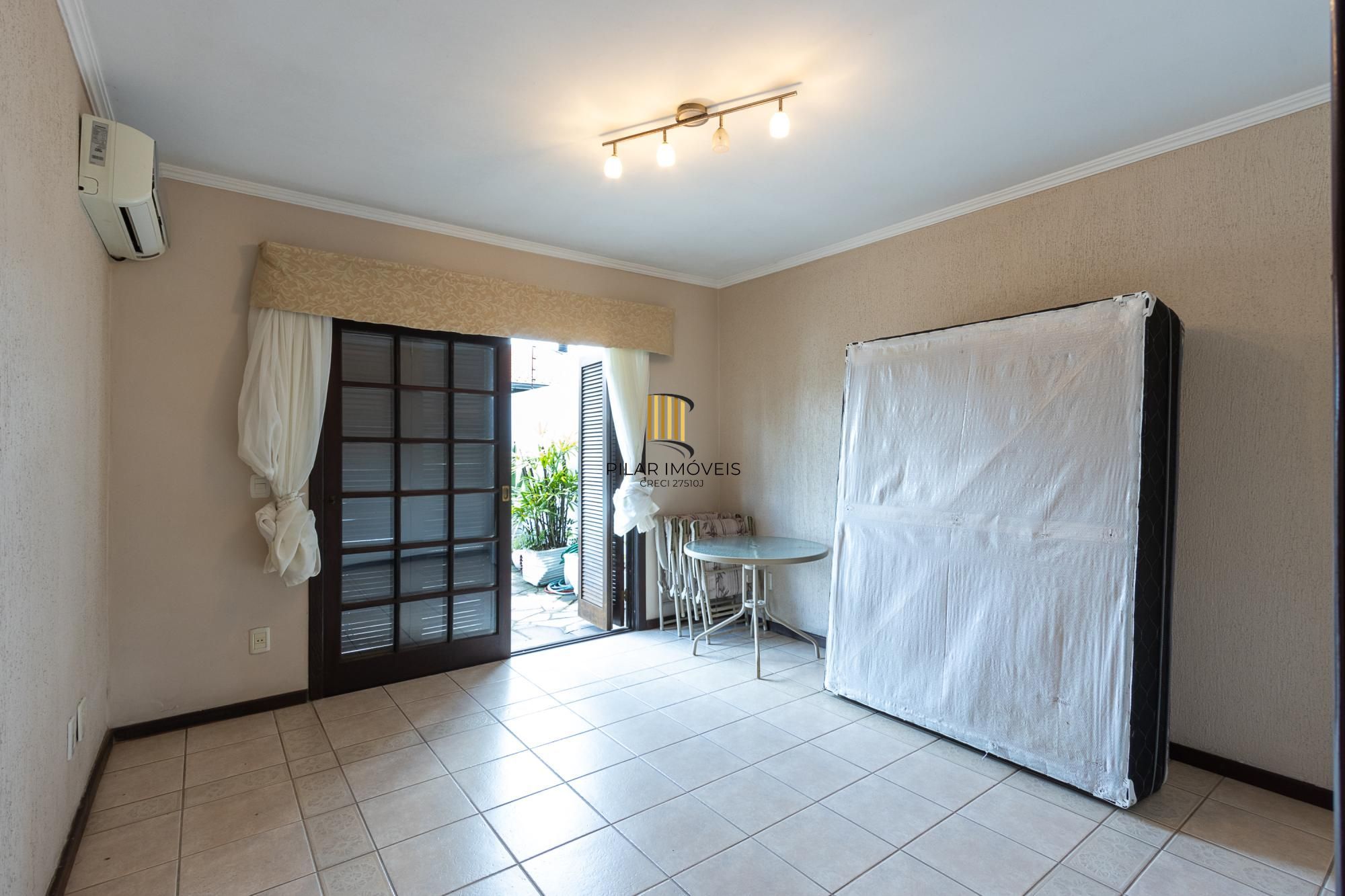 Sobrado, 3 quartos, 2 vagas, pátio com piscina - Bairro Nonoai