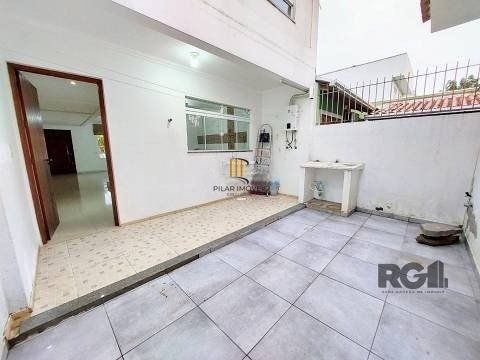Casa 2 dormitórios no bairro Hípica
