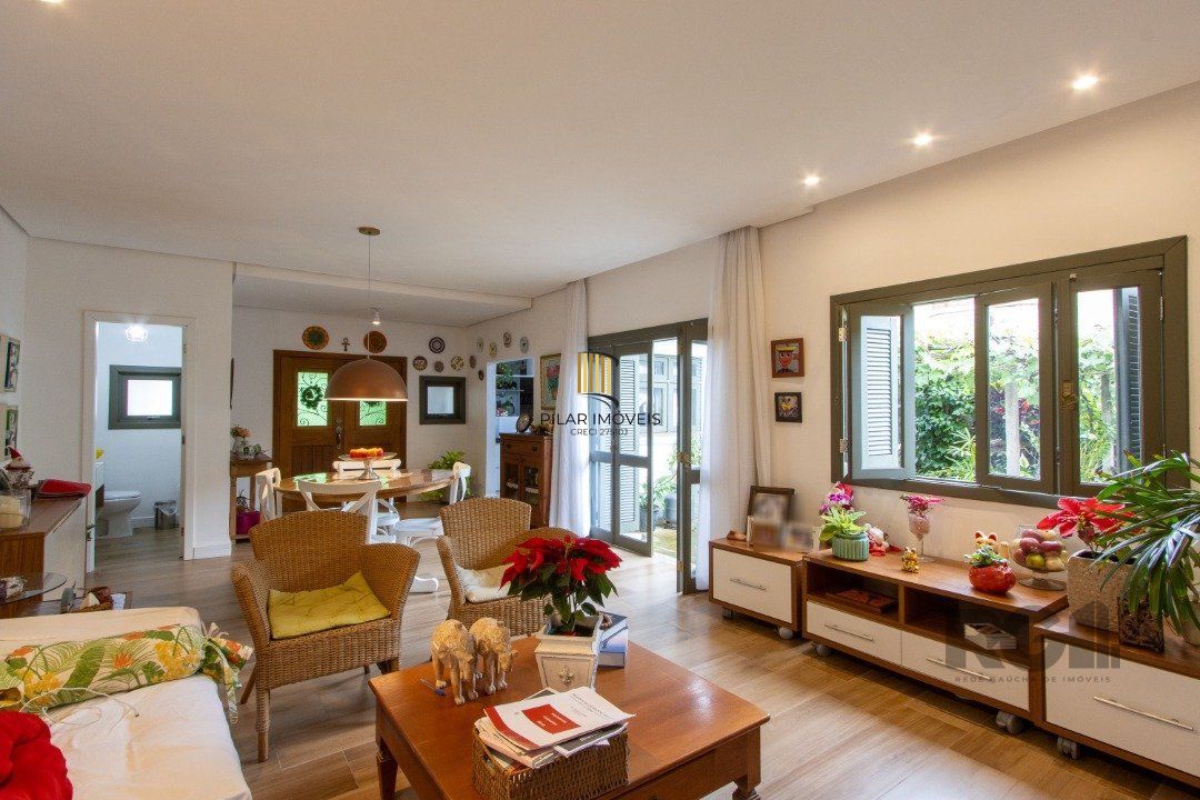 Casa térrea, 3 quartos, edícula, com 2 suites, pátio - Bairro Guarujá