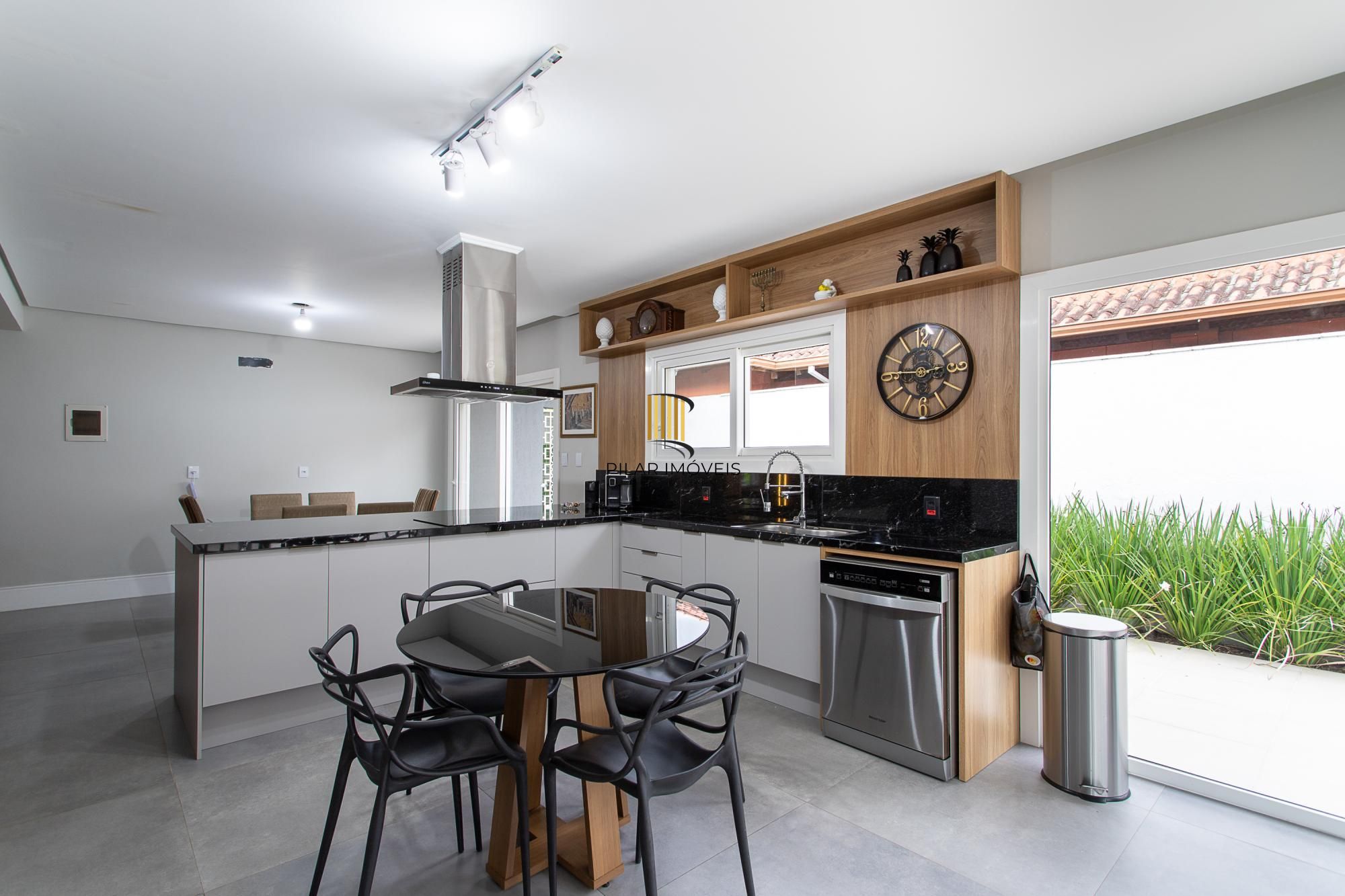 Casa térrea no Condominio Terra Ville, com patio e piscina.