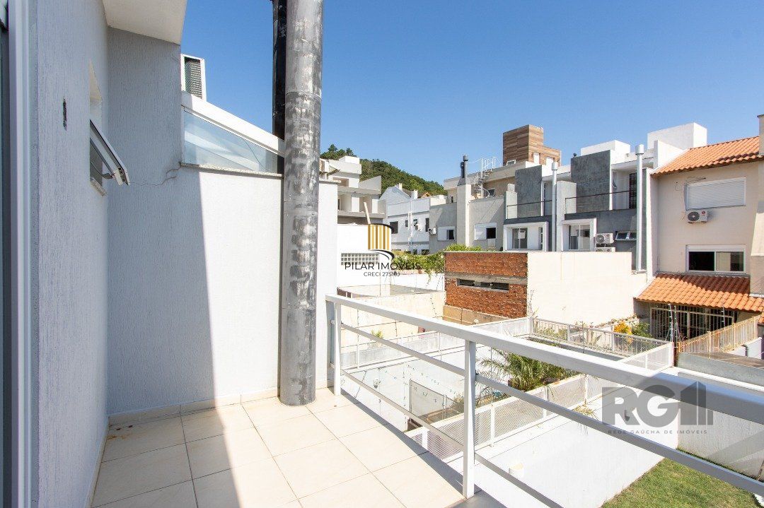 Casa 2 dormitórios no bairro Guarujá