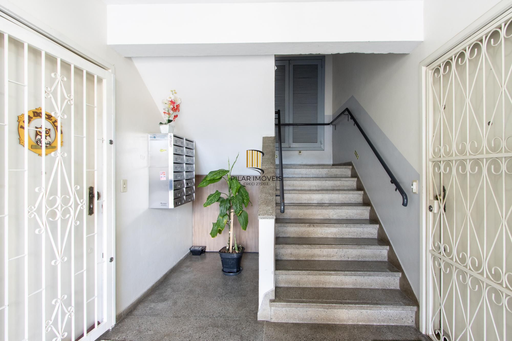 Apartamento de 3 quartos reformado, 1 banheiro - Bairro Camaquã.