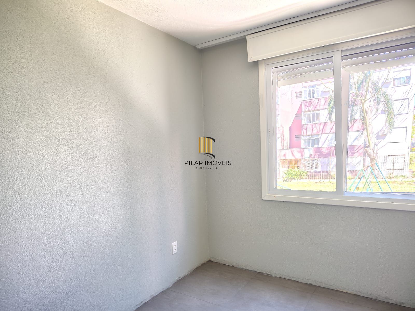 Apartamento de 2 dormitórios, living, cozinha, área de serviço e banheiro social.