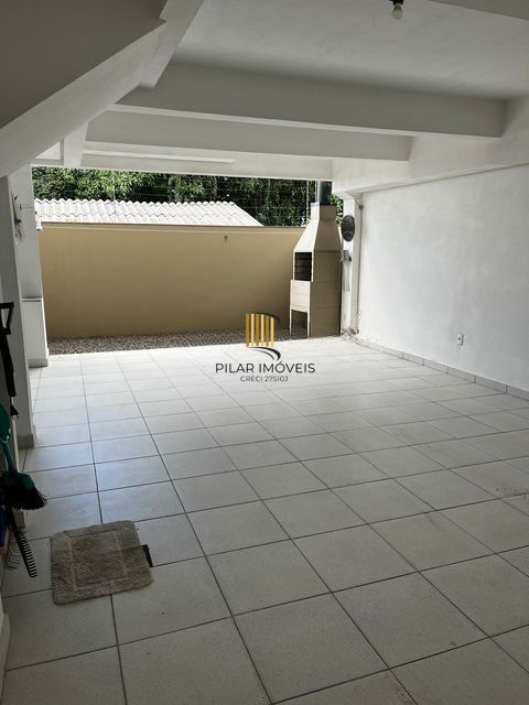 Sobrado  com 3 quartos, 1 suíte, lareira, churrasqueira, 3 vagas cobertas na zona sul.