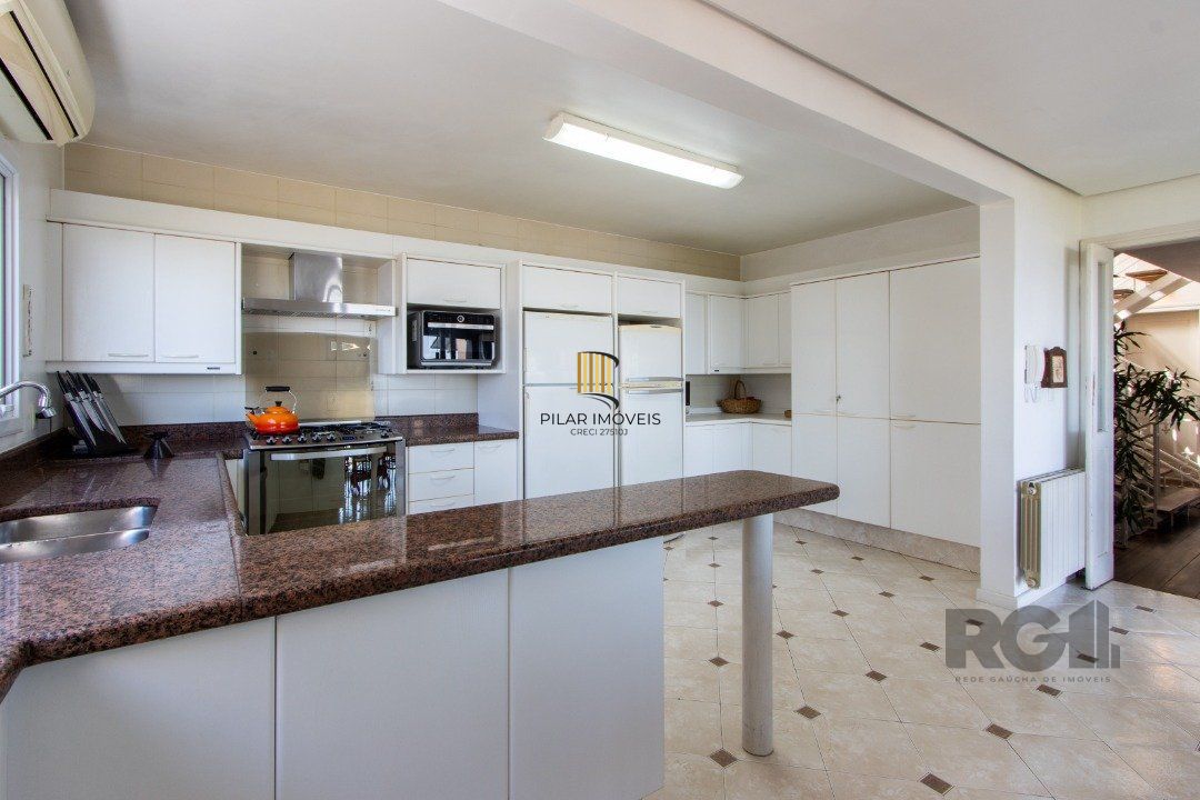 Casa deslumbrante vista do Guaiba, 3 dormitórios, sendo 1 suite master com closet e banheira de hidro com vista para o rio