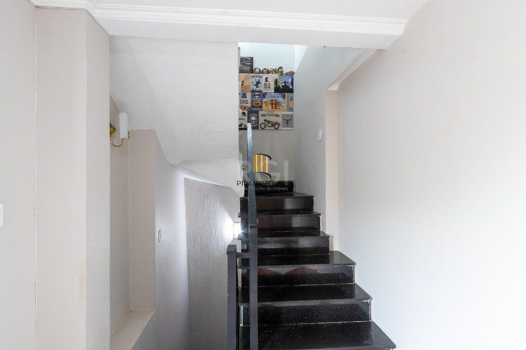 Sobrado para Venda - 300m², 3 dormitórios, sendo 1 suites, 3 vagas - Cavalhada