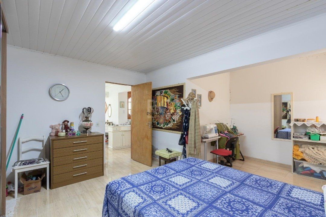 Casa para Venda - 370m², 4 dormitórios, sendo 1 suites, 6 vagas - Lomba do Pinheiro