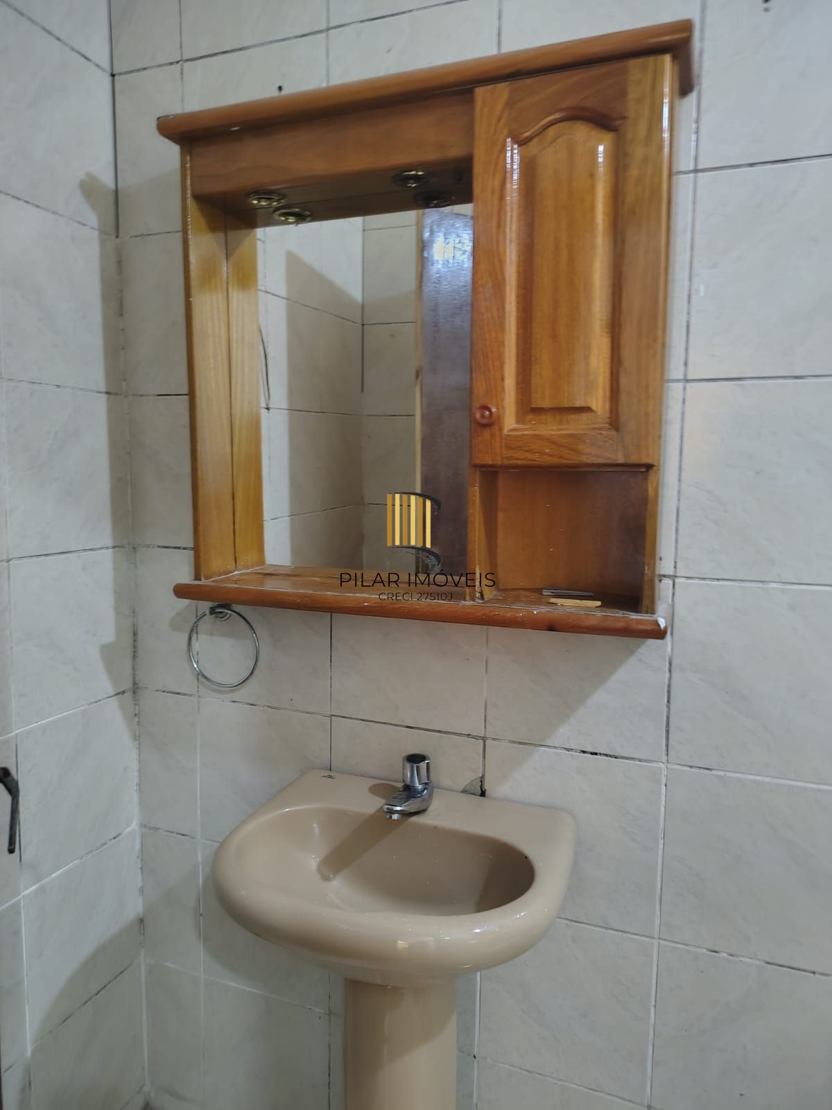 Casa de 4 dormitórios, 1 suíte e 4 vagas de garagem no bairro Cavalhada.