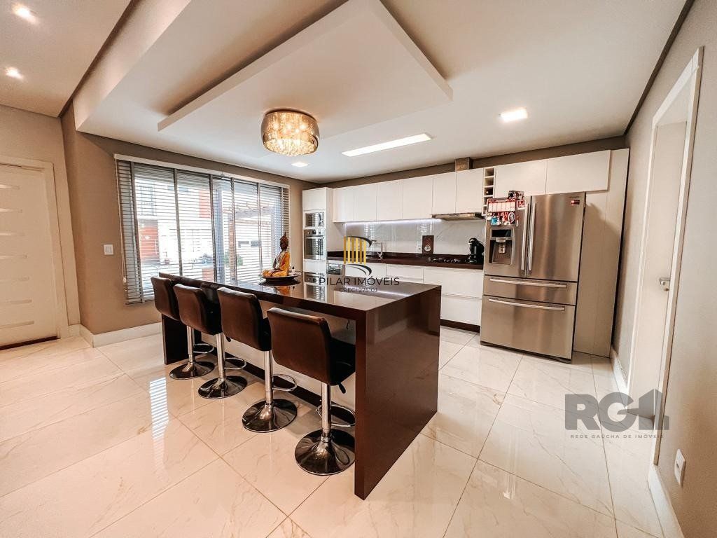 Excelente residência com aproximadamente 219m² privativos,