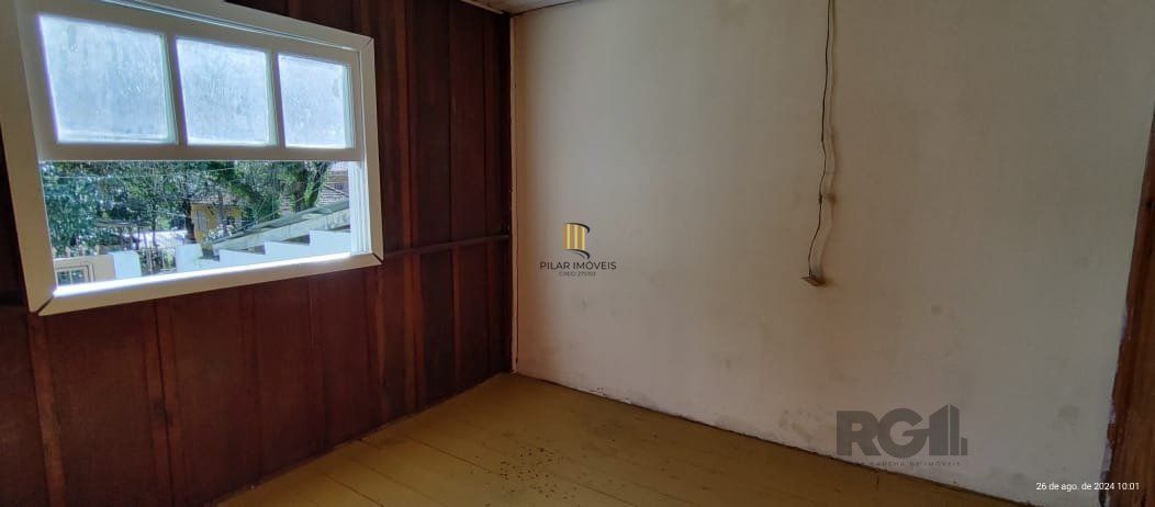 Casa térrea de 2 quartos, sala, cozinha, banheiro social e pátio.