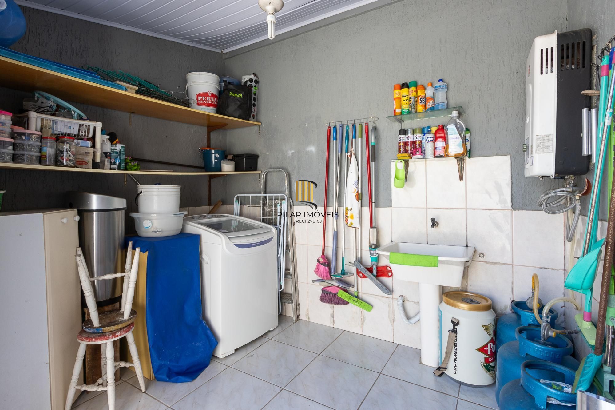 Casa de condomínio, de 3 dormitórios, 1 suíte e 2 vagas de garagem.