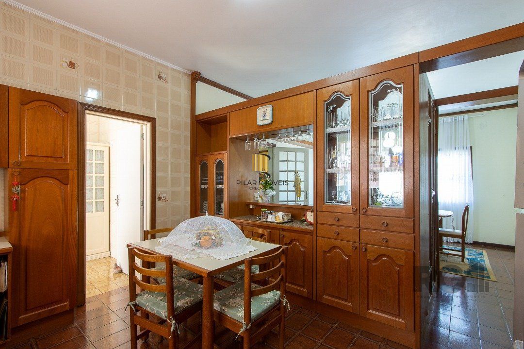 Casa com 4 quartos, suíte, churrasqueira, lareira, garagem coberta e lindo jardim.