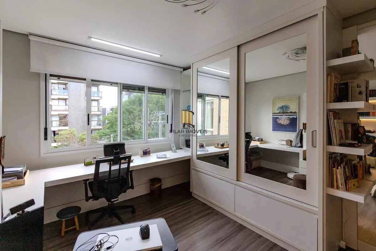 Apartamento com 3 dormitórios, 2 vagas e 231.61m² - Bairro Menino Deus