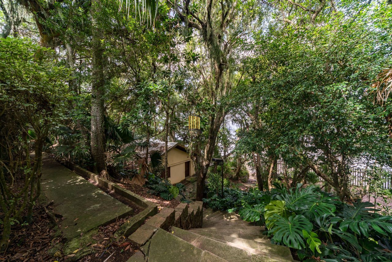 Casa à venda com1981m², 13 dormitórios, 4 suítes, 30 vagas, terreno de 1,2 hectares, no bairro Pedra Redonda em Porto Alegre