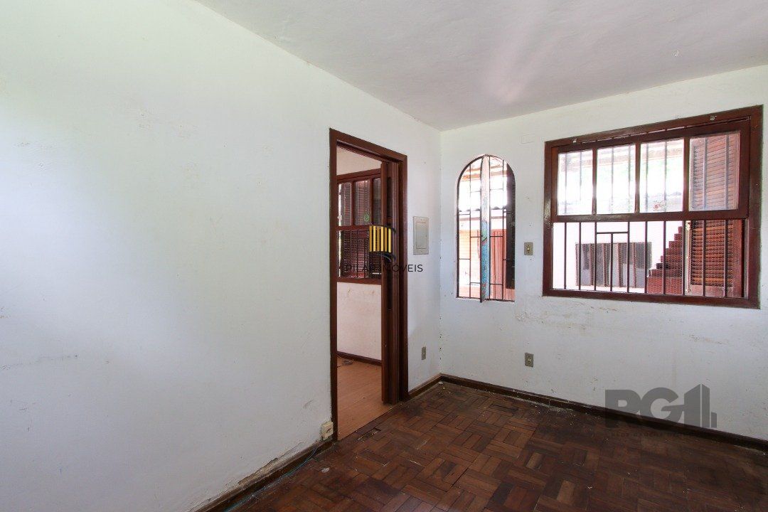 Casa mista com 4 dormitórios, 2 banheiros, 1 lavabo e 3 vagas a uma quadra da Av. Guaíba
