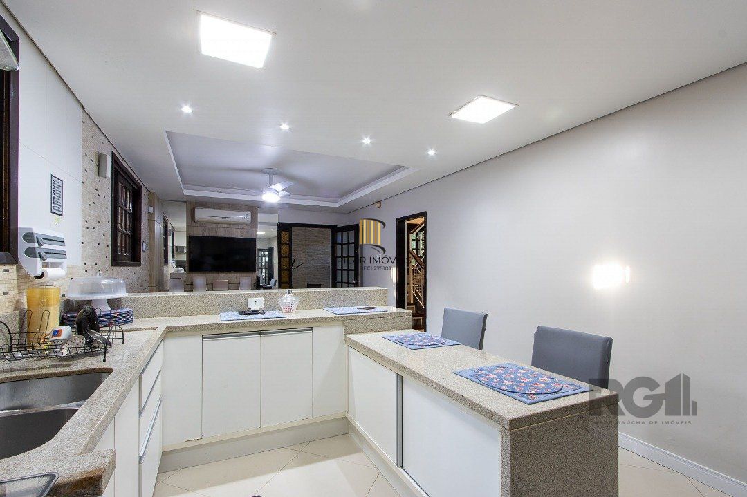 Casa 6 dormitórios no bairro Cristal