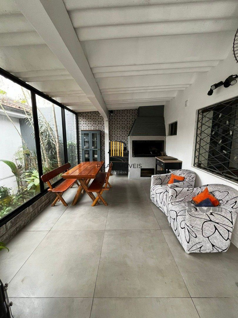 Casa 3 dormitórios no bairro Medianeira
