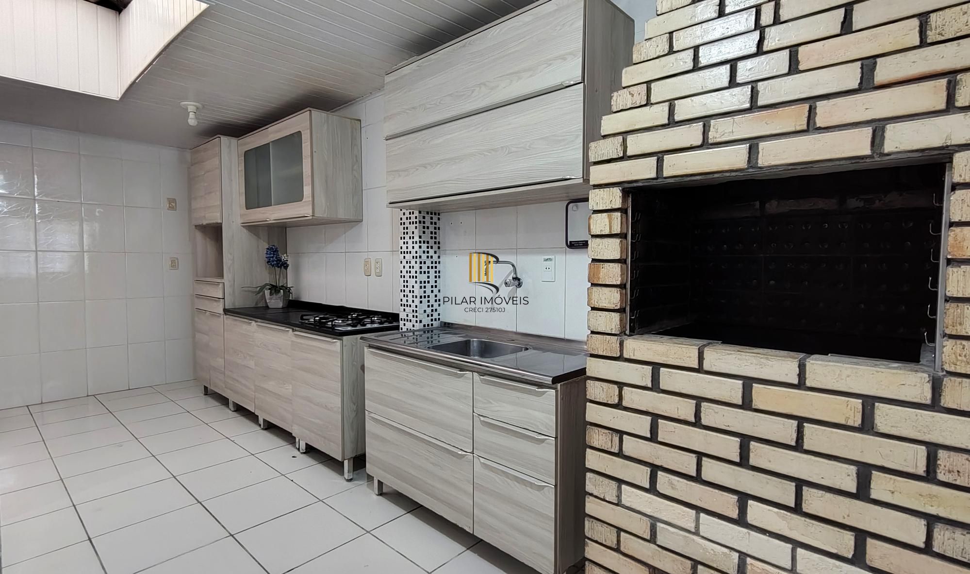 Casa de condomínio, 3 dormitórios, 1 suíte, 1 vaga coberta, no bairro Cristal.