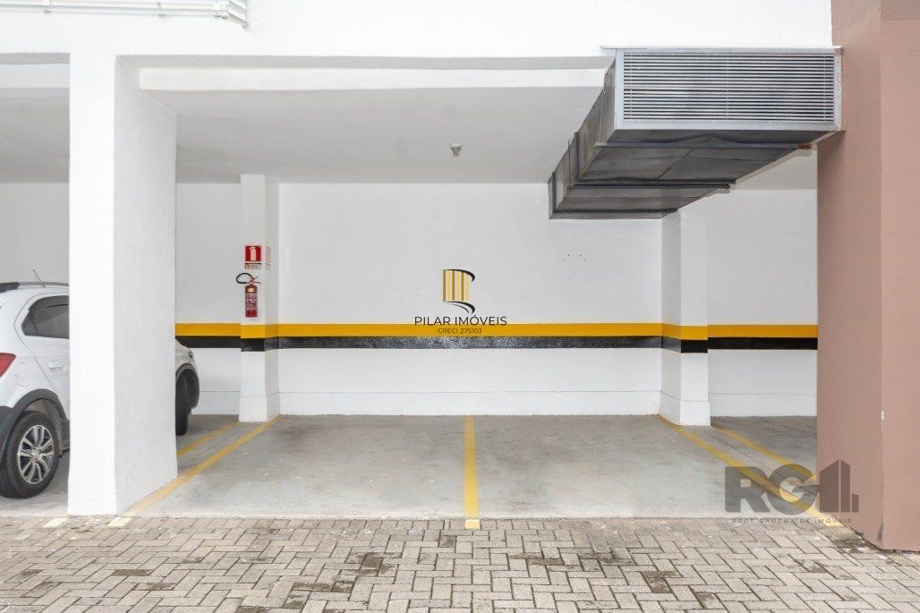 Apartamento andar alto que possui 2 dormitórios, sendo 1 súite, living para 2 ambientes, cozinha mobiliada, banheiro auxiliar