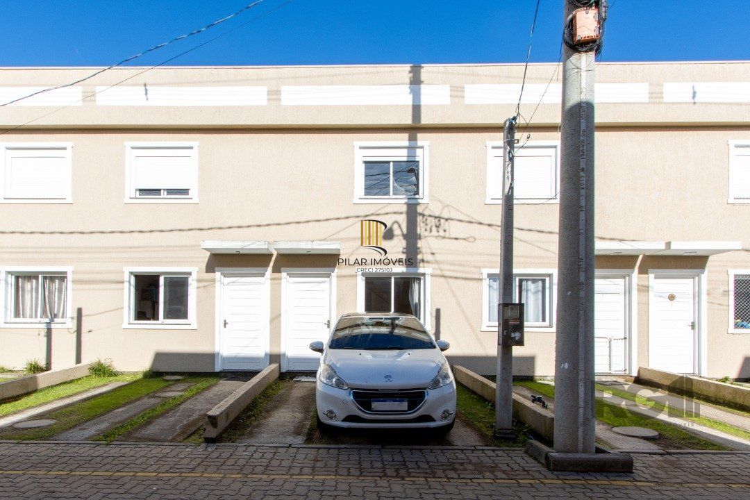 Casa em condomínio,  possui 2 dormitórios, sala para 2 ambientes e 1 vaga.
