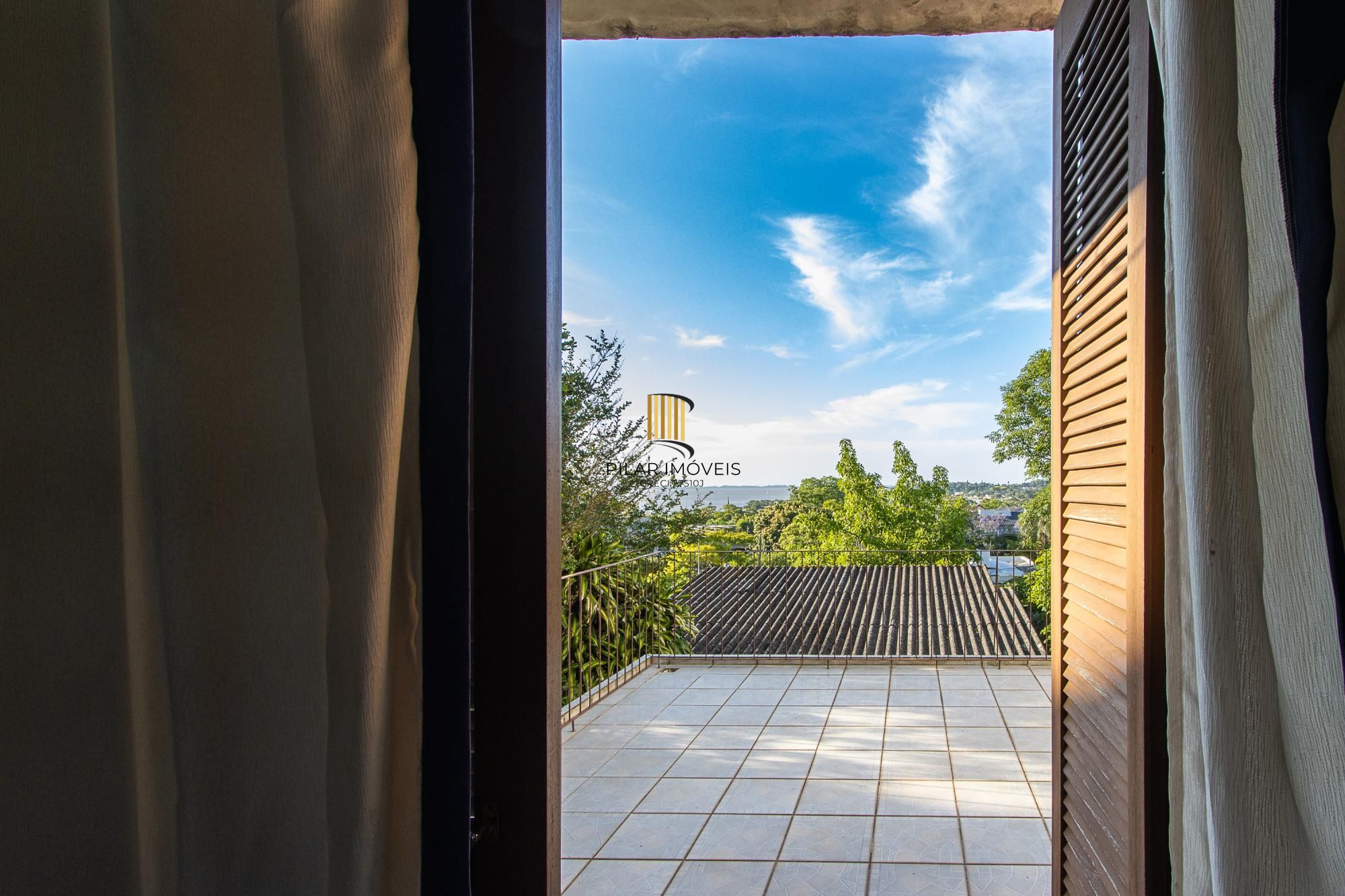 **Casa de 05 dormitórios, 03 suítes, 06 Banheiros, com 315,10m² privativos na Vila Conceição, Porto Alegre, RS**